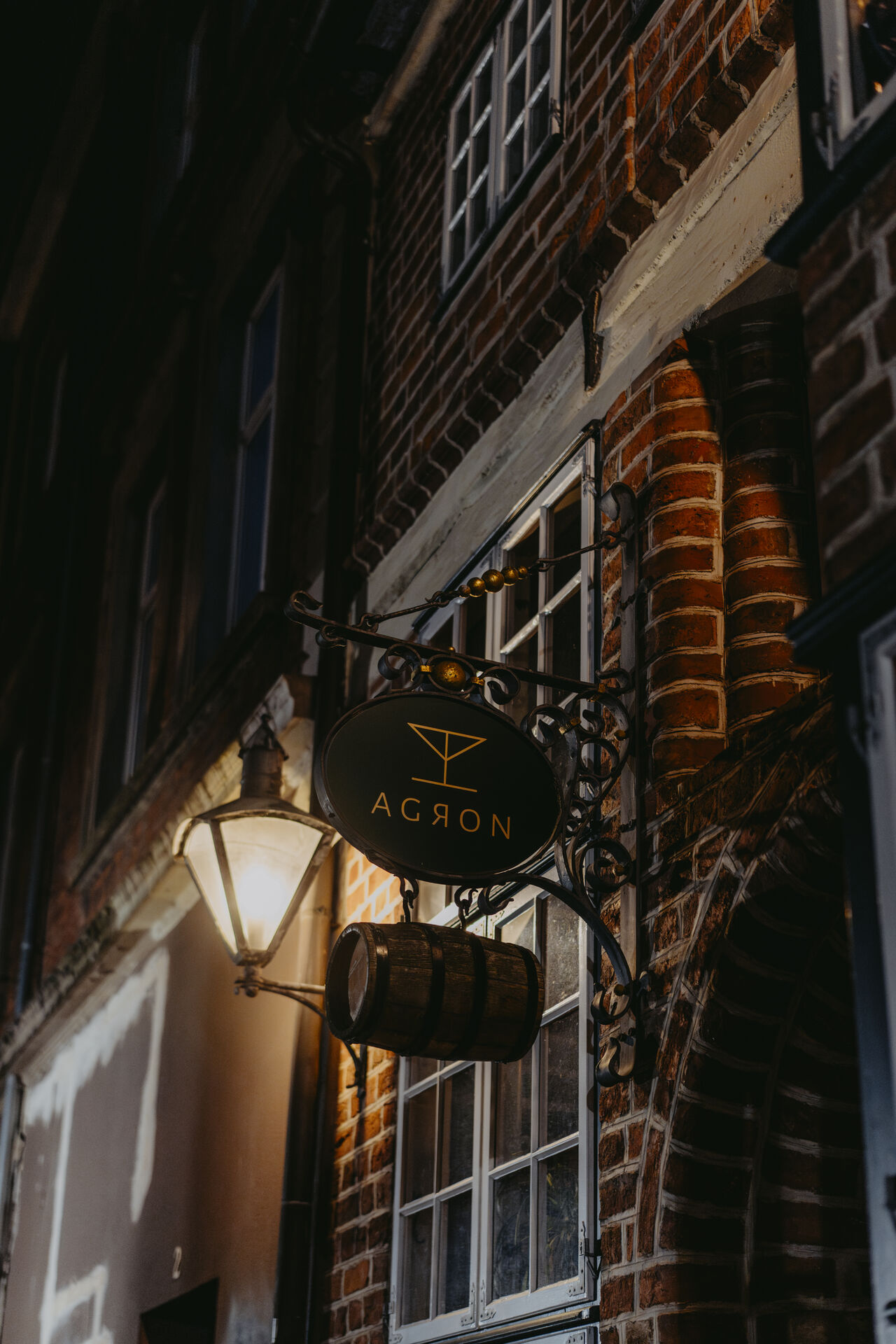 Das AGRON Restaurantschild in Lüneburg